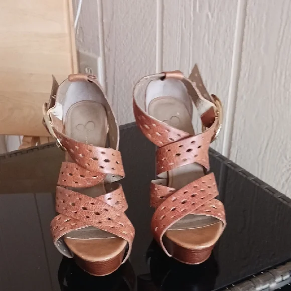 JESSICA SIMPSON- Adorable, Stylish, Brown Heals With Great Support. Sz 7 - Picture 2 of 6